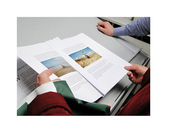Angebotspaket Agentur für Bildbiographien Biografie schreiben und Ahnenforschung Seiten einer Biografie kurz nach dem Drucken – Symbol für das Biografie Angebotspaket Biografie schreiben inklusive Ahnenforschung