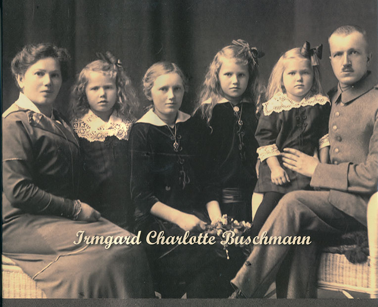 Cover Biografie Irmgard Charlotte Buschmann – Agentur für Bildbiographien Belegexemplar mit dem Buchcover der Biografie Irmgard Charlotte Buschmann, erstellt von der Agentur für Bildbiographien