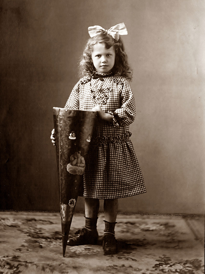 Familiengeschichte bewahren – Kindheitsfoto meiner Oma um 1916 Altes Schulkind-Foto meiner Oma aus dem Jahr 1916 – Erinnerung bewahren und Familiengeschichte für kommende Generationen weitergeben